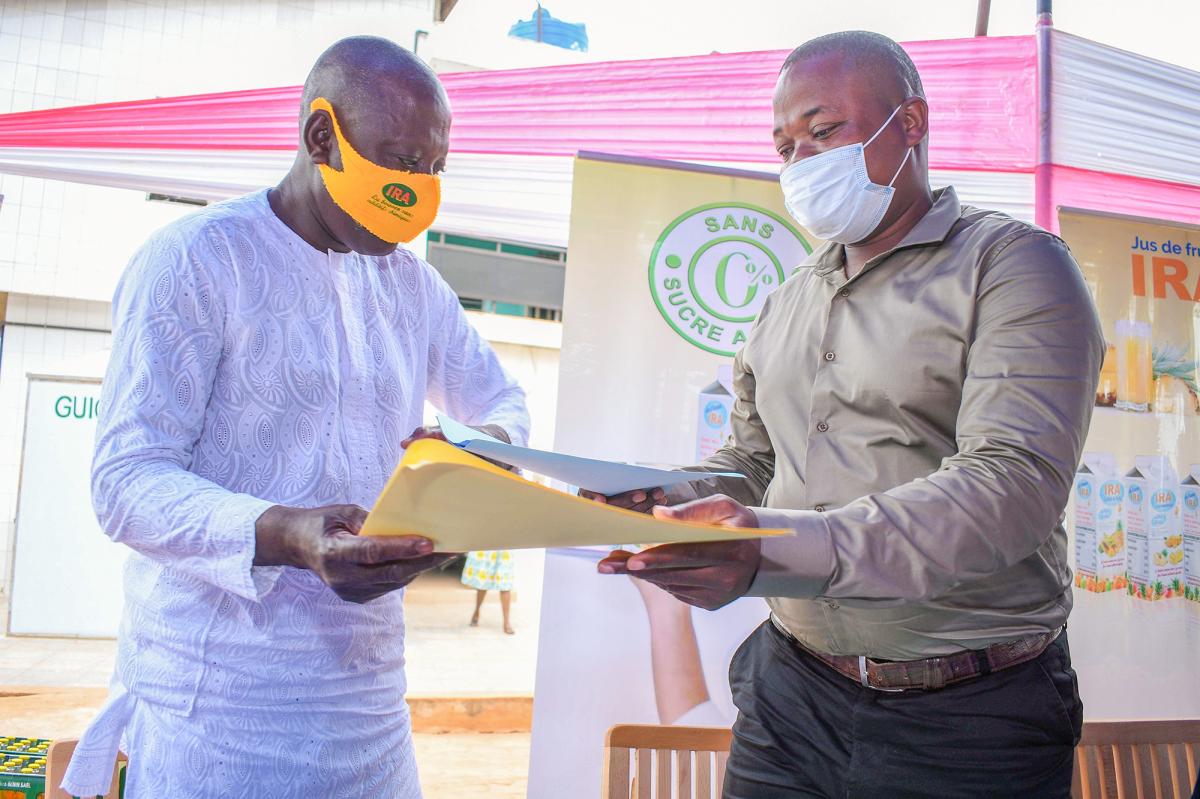 Signature de contrat d'achat d'ananas frais entre Promo fruit Bénin et l'Ucopab Ira : 20 coopératives regroupant plus de 1000 producteurs d’ananas imp