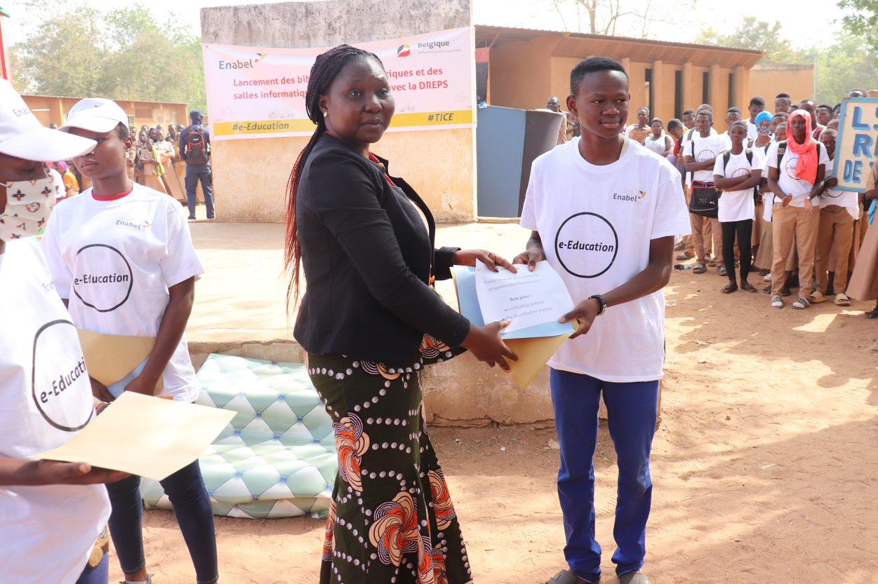 Enabel au Burkina Faso appui la mise en place de bibliothèques numériques et de salles informatiques dans la région du centre-est