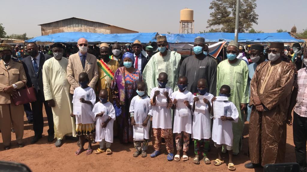 Opération d'enrôlement à l'état à des populations vulnérables au Mali:  Remise des actes de naissance à 1 000 enfants