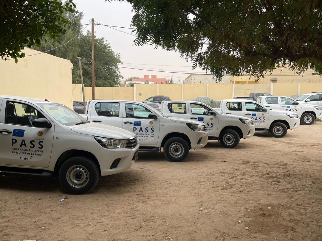 Enabel appuie la santé en Mauritanie avec la remise de 5 pick-up et 2 ambulances