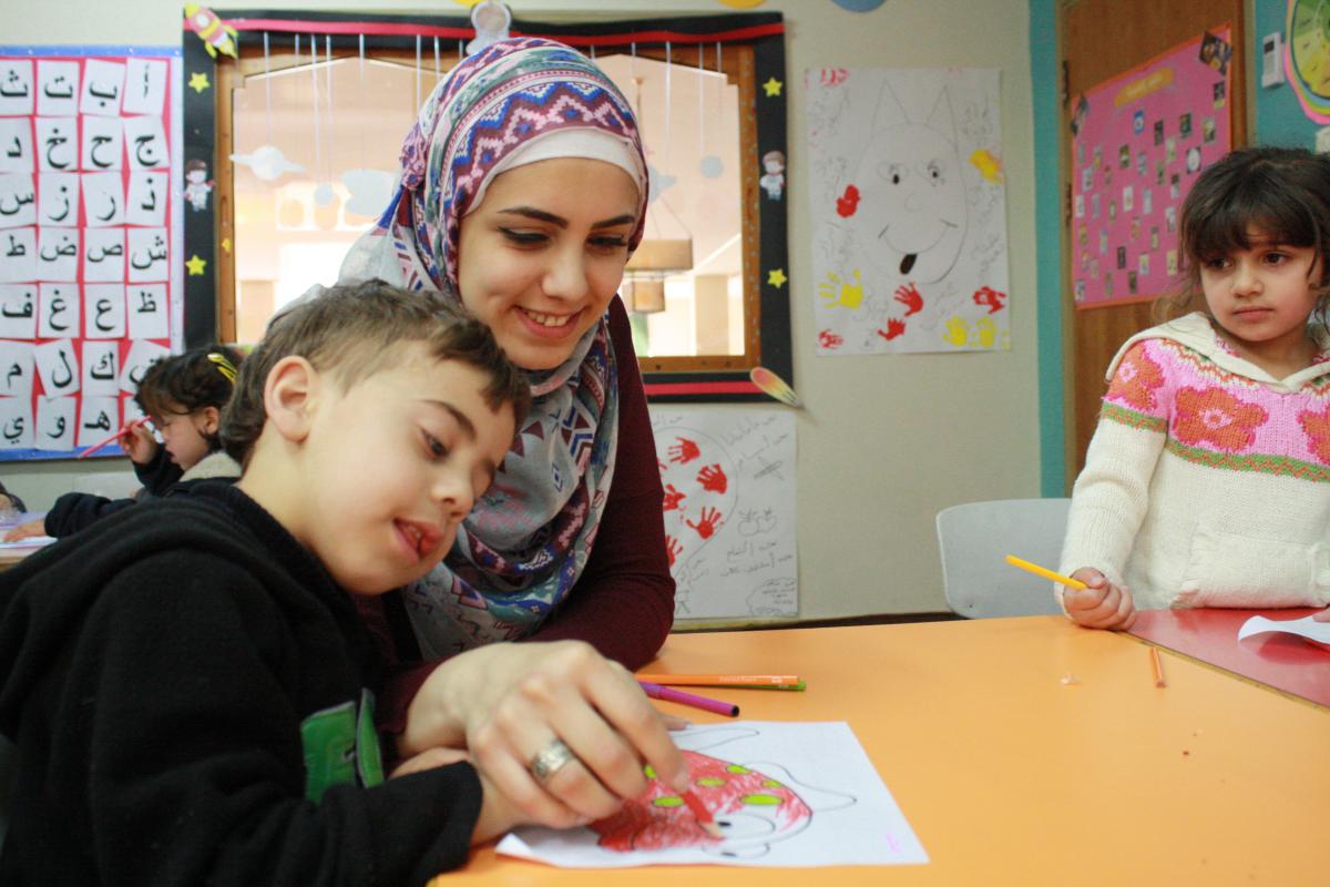 6 young Palestinians dealing with children with special needs