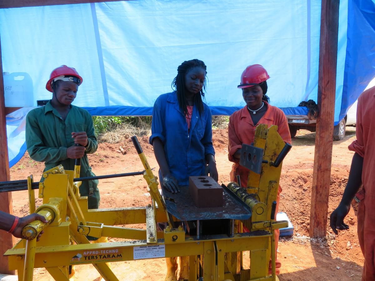  Apprentissage de la production de briques de qualité au Centre Elikya, à Gemena