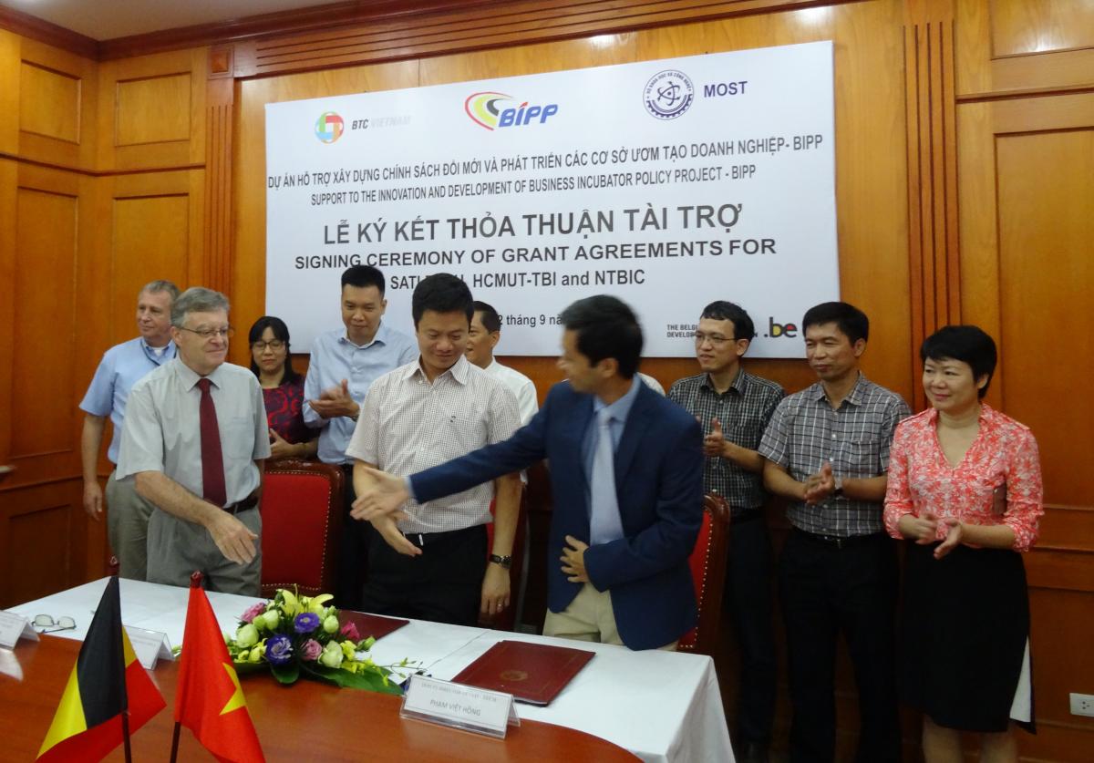 3 Grant Agreement signed for Sati-tech, NTBIC and HCMUT-TBI